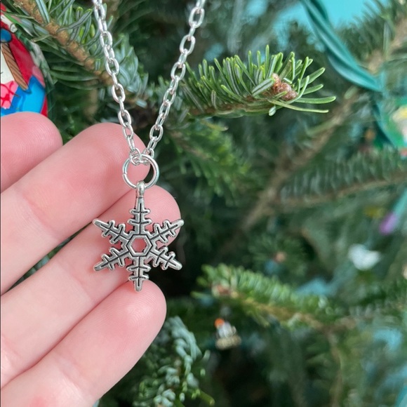 ❄️snowflake necklace❄️ - Picture 1 of 3